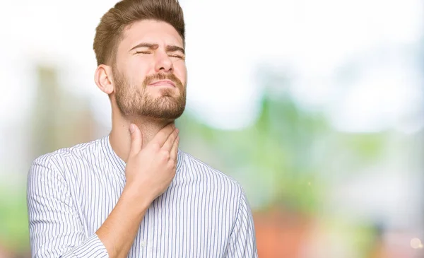 Joven Hombre Guapo Tocar Cuello Doloroso Dolor Garganta Para Gripe —  Fotos de Stock