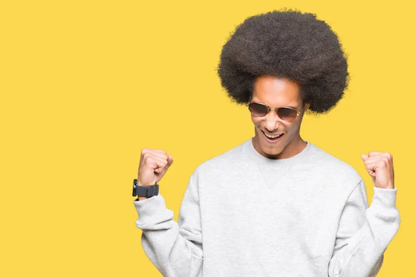 Jonge Afro Amerikaanse Man Met Afro Haar Dragen Zonnebril Zeer — Stockfoto