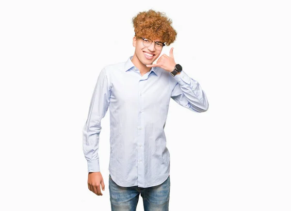 Joven Hombre Negocios Guapo Con Gafas Afro Sonriendo Haciendo Gesto — Foto de Stock