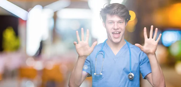 Unga Läkare Bär Medicinsk Uniform Över Isolerade Bakgrund Visar Och — Stockfoto