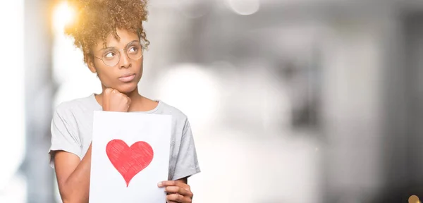 Jovem Afro Americana Segurando Papel Com Coração Vermelho Sobre Fundo — Fotografia de Stock