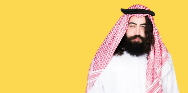 Pebisnis Arab Dengan Rambut Panjang Mengenakan Syal Keffiyeh Tradisional Mengisap — Stok Foto