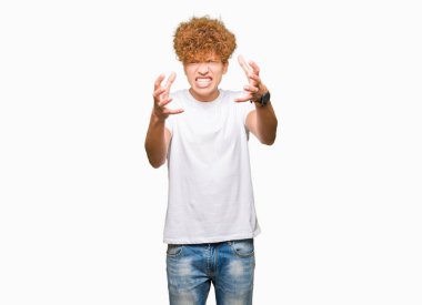 Genç yakışıklı adam ile afro saç giyen Casual beyaz t-shirt öfke ile sinirli haykırıyor, eller boğmaya çalışıyor, deli bağırıyor