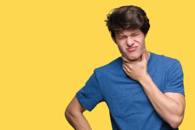 Üzerinde mavi t-shirt giyen genç yakışıklı adam arka plan izole ağrılı boyun, boğaz gribi, Kesek ve enfeksiyon için dokunaklı