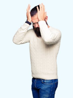 Genç hipster adam gözlük ve kışlık baş ağrısı çaresizlik muzdarip giyen ve ağrı ve migren nedeniyle vurguladı. Eller baş.