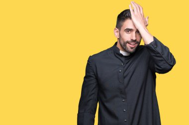 Genç Hıristiyan rahip izole arka kafasına hata için el ile sürpriz üzerinde hata hatırlıyorum. Unuttum, kötü bellek kavramı.