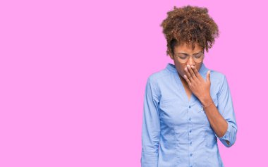 Güzel genç Afro-Amerikan iş kadını izole arka plan üzerinde esneme sıkılmış kapsayan ağız el ile yorgun. Restless ve uyku hali.