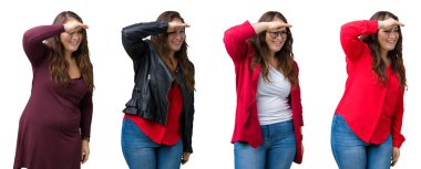 İzole arka plan üzerinde güzel artı boyutu iş kadının kolaj çok mutlu ve gülümseyerek uzakta baş el ile bakıyor. Arama konsepti.