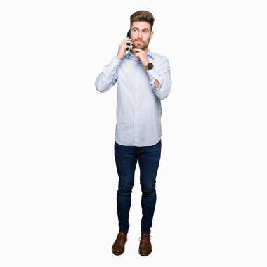 Genç yakışıklı adam iş smartphone ciddi bir yüz düşünme hakkında soru, çok karışık fikir söz