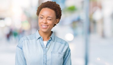 Seksi ifade, neşeli ve mutlu yüz ile kamera bakarak izole arka plan üzerinde genç güzel Afrikalı Amerikalı kadın.