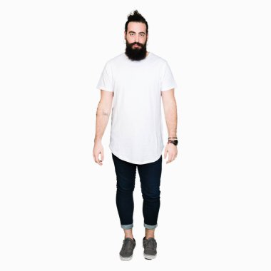 Kızgın ve korkmuş ağlıyor genç hippi erkek uzun saç ve sakal depresif casual beyaz t-shirt ve sıkıntı, endişe ile. Üzgün ifade.