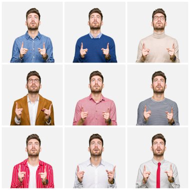 Yakışıklı genç iş adamı farklı giyen kolaj hayrete ve yukarıya bakıyor ve parmakları ile işaret ve silah kaldırdı sürpriz beyaz izole arka plan üzerinde görünüyor.