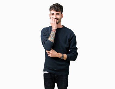 Genç yakışıklı adam stresli ve gergin ile izole arka plan üzerinde tırnak ısırma dudaklarından eller. Anksiyete sorunu.