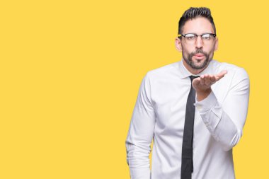 Bir öpücük el ile güzel ve seksi olmak hava üfleme kamera bakarak izole arka plan üzerinde gözlük takan genç yakışıklı iş adamı. Aşk ifade.