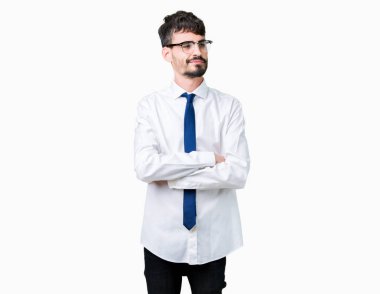 İkna ve kendine güvenen genç yakışıklı iş adamı ile silah tarafına bakarak gülümseyen izole arka plan üzerinde gözlük takan geçti