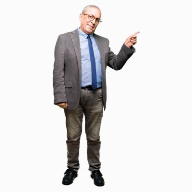 Yakışıklı üst düzey businesss gözlük adam ve kameraya bakarak yan el ve parmak ile işaret yüzünde kocaman bir gülümseme ile kravat.