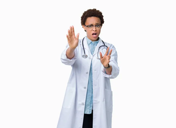 年轻的非洲女医生穿着医疗外套在孤立的背景恐惧和恐惧与恐惧的表达停止手势用手 大喊在震惊 恐慌的概念 — 图库照片