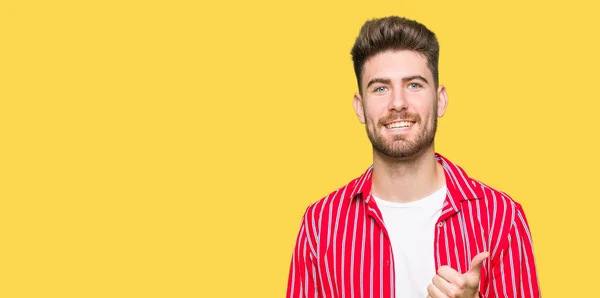 Homem Bonito Jovem Vestindo Camisa Vermelha Fazendo Polegares Felizes Gesto — Fotografia de Stock