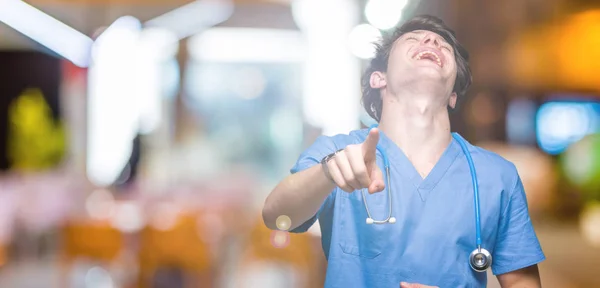 Junger Arzt Uniform Über Isoliertem Hintergrund Der Über Dich Lacht — Stockfoto
