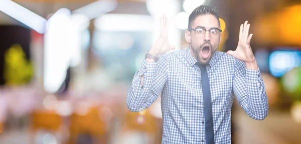 Junger Geschäftsmann Mit Brille Vor Isoliertem Hintergrund Feiert Verrückt Und — Stockfoto