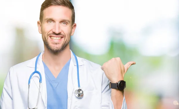 Knappe Dokter Man Medische Uniform Dragen Geïsoleerde Achtergrond Glimlachend Met — Stockfoto