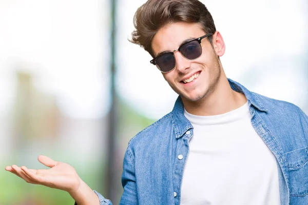 Jovem Homem Bonito Vestindo Óculos Sol Sobre Fundo Isolado Sorrindo — Fotografia de Stock