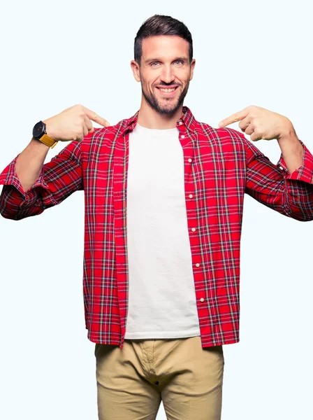 Hombre Guapo Vistiendo Camisa Casual Buscando Confiado Con Sonrisa Cara — Foto de Stock