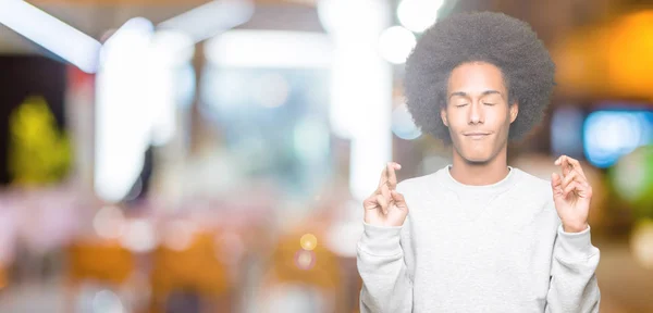 Jovem Afro Americano Com Cabelo Afro Vestindo Camisola Esportiva Sorrindo — Fotografia de Stock