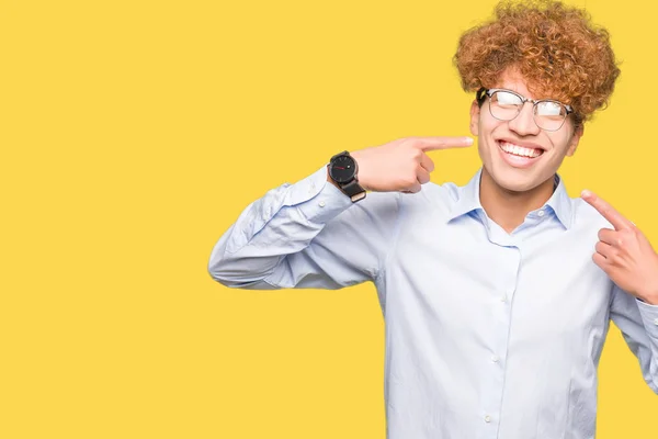 Jonge Knappe Zakenman Met Afro Bril Glimlachend Vertrouwen Tonen Wijzen — Stockfoto