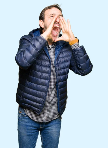 Hombre Guapo Mediana Edad Con Abrigo Invierno Gritando Enojado Voz — Foto de Stock