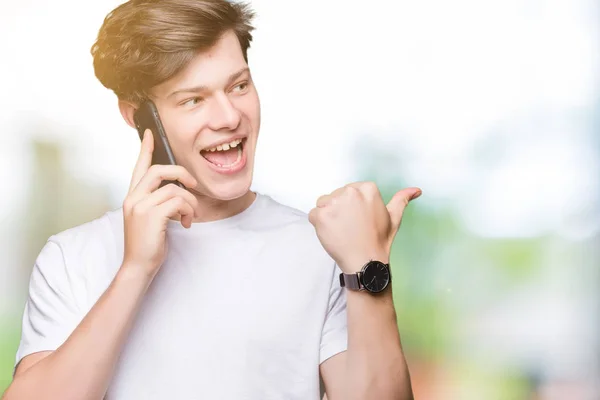 Joven Hablando Teléfono Inteligente Sobre Fondo Aislado Apuntando Mostrando Con —  Fotos de Stock