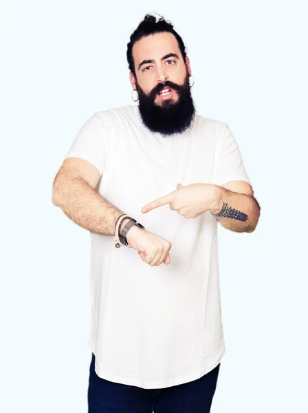 Joven Hipster Hombre Con Pelo Largo Barba Con Camiseta Blanca —  Fotos de Stock