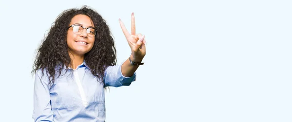 Joven Chica Negocios Hermosa Con Pelo Rizado Con Gafas Sonriendo —  Fotos de Stock