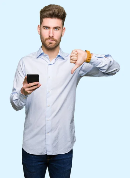 Joven Hombre Guapo Negocio Usando Teléfono Inteligente Con Cara Enojada — Foto de Stock