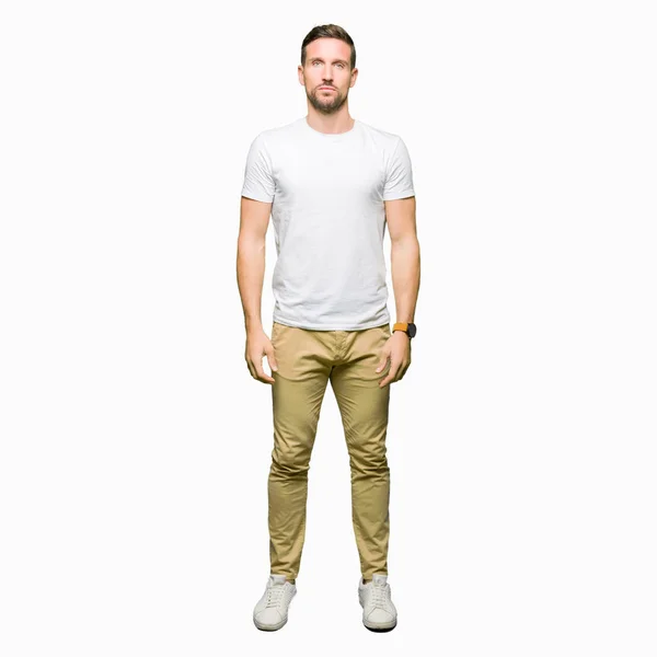 Hombre Guapo Con Camiseta Blanca Casual Relajado Con Expresión Seria — Foto de Stock