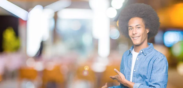 Mladý Americký Muž Afro Vlasy Pozvání Vstoupit Usmíval Přírodní Otevřenou — Stock fotografie