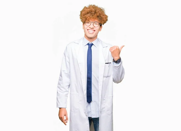 Mladý Vědec Pohledný Muž Nosí Brýle Usmíval Šťastný Obličej Pohledu — Stock fotografie