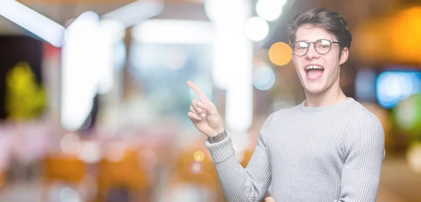 Jonge Knappe Man Met Bril Geïsoleerde Achtergrond Met Een Grote — Stockfoto