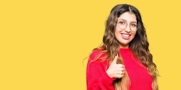 Joven Hermosa Mujer Con Gafas Rojas Haciendo Gesto Feliz Pulgares — Foto de Stock