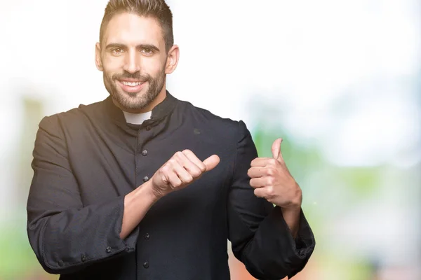 Genç Hıristiyan Rahip Izole Arka Plan Üzerinde Emin Gülümseyen Arkasından — Stok fotoğraf