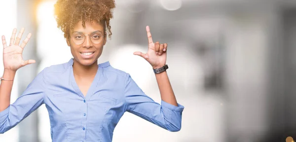 Mooie Jonge Afro Amerikaanse Zakenvrouw Geïsoleerde Achtergrond Weergeven Met Vingers — Stockfoto