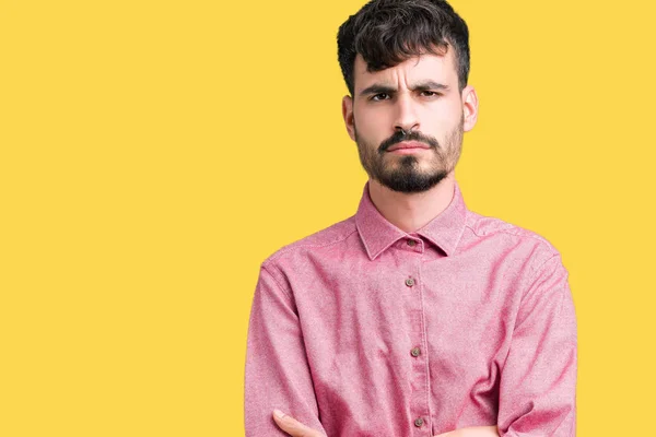 Homem Bonito Jovem Vestindo Camisa Rosa Sobre Fundo Isolado Cético — Fotografia de Stock