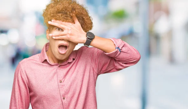 Jovem Homem Negócios Bonito Com Cabelo Afro Espreitando Choque Cobrindo — Fotografia de Stock