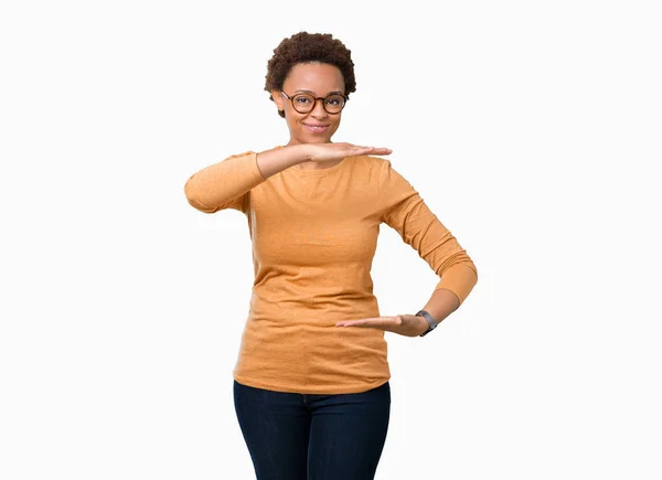 Молодая Красивая Африканская Американка Очках Изолированном Фоне Жестикулирует Руками Показывая — стоковое фото