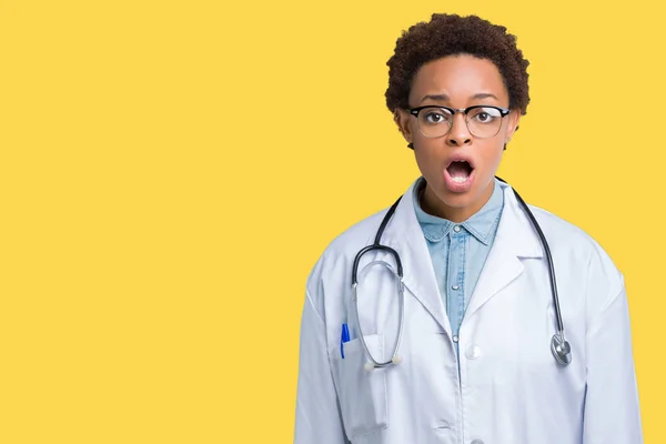 Fiatal Afro Amerikai Orvos Visel Orvosi Kabát Elszigetelt Háttér Félek — Stock Fotó