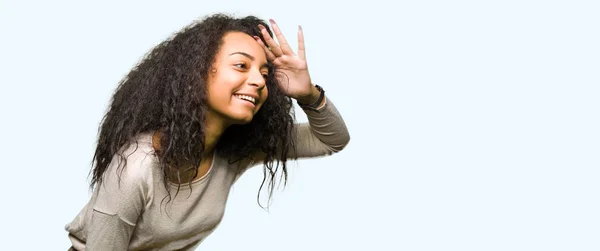 Giovane Bella Ragazza Con Capelli Ricci Indossa Maglione Casual Molto — Foto Stock