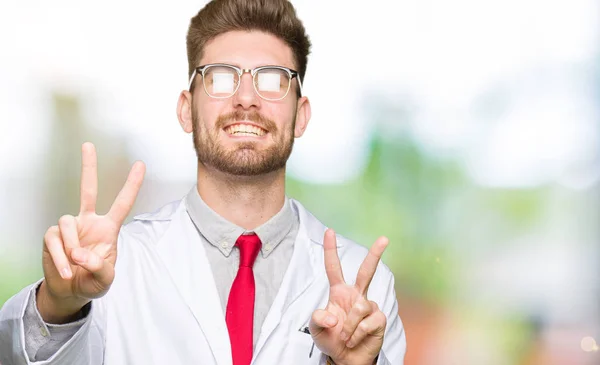 Joven Hombre Científico Guapo Con Gafas Sonriendo Mirando Cámara Mostrando —  Fotos de Stock