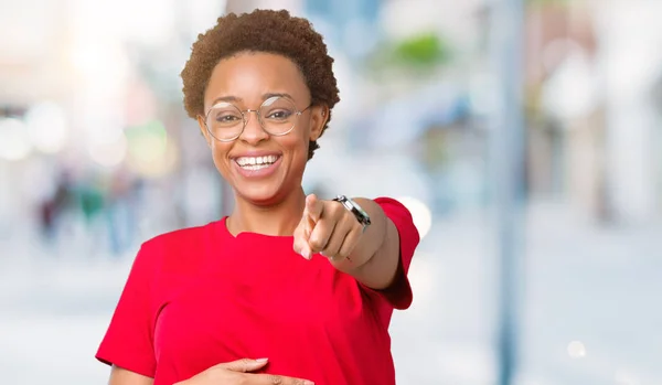 Красивая Молодая Африканская Американка Очках Изолированном Фоне Смеется Над Тобой — стоковое фото