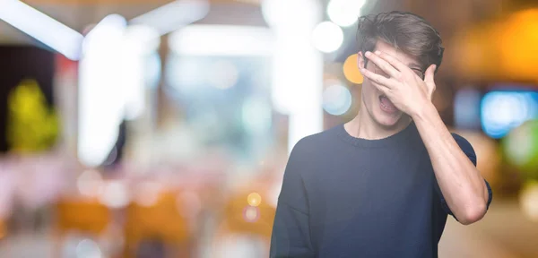 Homem Bonito Jovem Usando Óculos Sobre Fundo Isolado Sorrindo Rindo — Fotografia de Stock