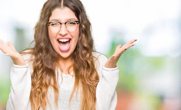 Junge Schöne Frau Mit Brille Feiert Verrückt Und Erstaunt Für — Stockfoto